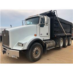 2015 KENWORTH T800 DUMP TRUCK, VIN/SN:1NKDX4TX2FJ435018 - TRI AXLE, 485 HP CUMMINS ISX 15 ENGINE, AL