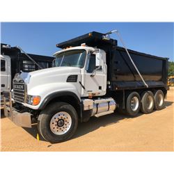 2003 MACK CV713 DUMP, VIN/SN:1M2AG11CX3M004368 - TRI-AXLE, MACK E7427 ENGINE, 8LL TRANS, 44K REARS, 