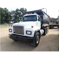 2001 MACK RD688S DUMP, VIN/SN:1M2P324C51M057791 - TRI-AXLE, MACK E7 460 ENGINE, 8LL TRANS, 44K REARS