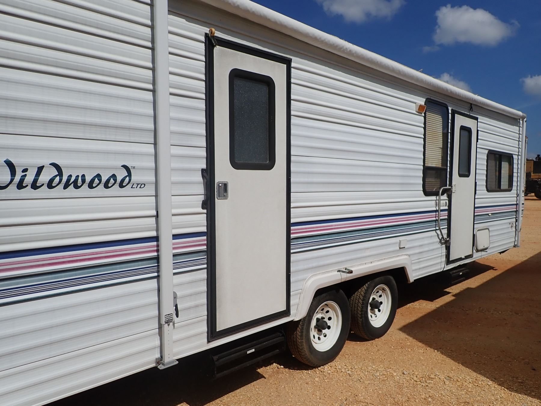 2000 WILDWOOD CAMPER TRAILER, VIN/SN4X4TWDD25YB036615 T/A, 26' LENGTH