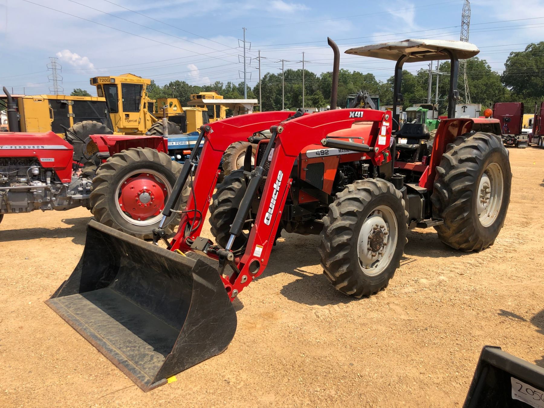 MASSEY FERGUSON 492 FARM TRACTOR, VIN/SN8029BM32082 MFWD, 2 REMOTES