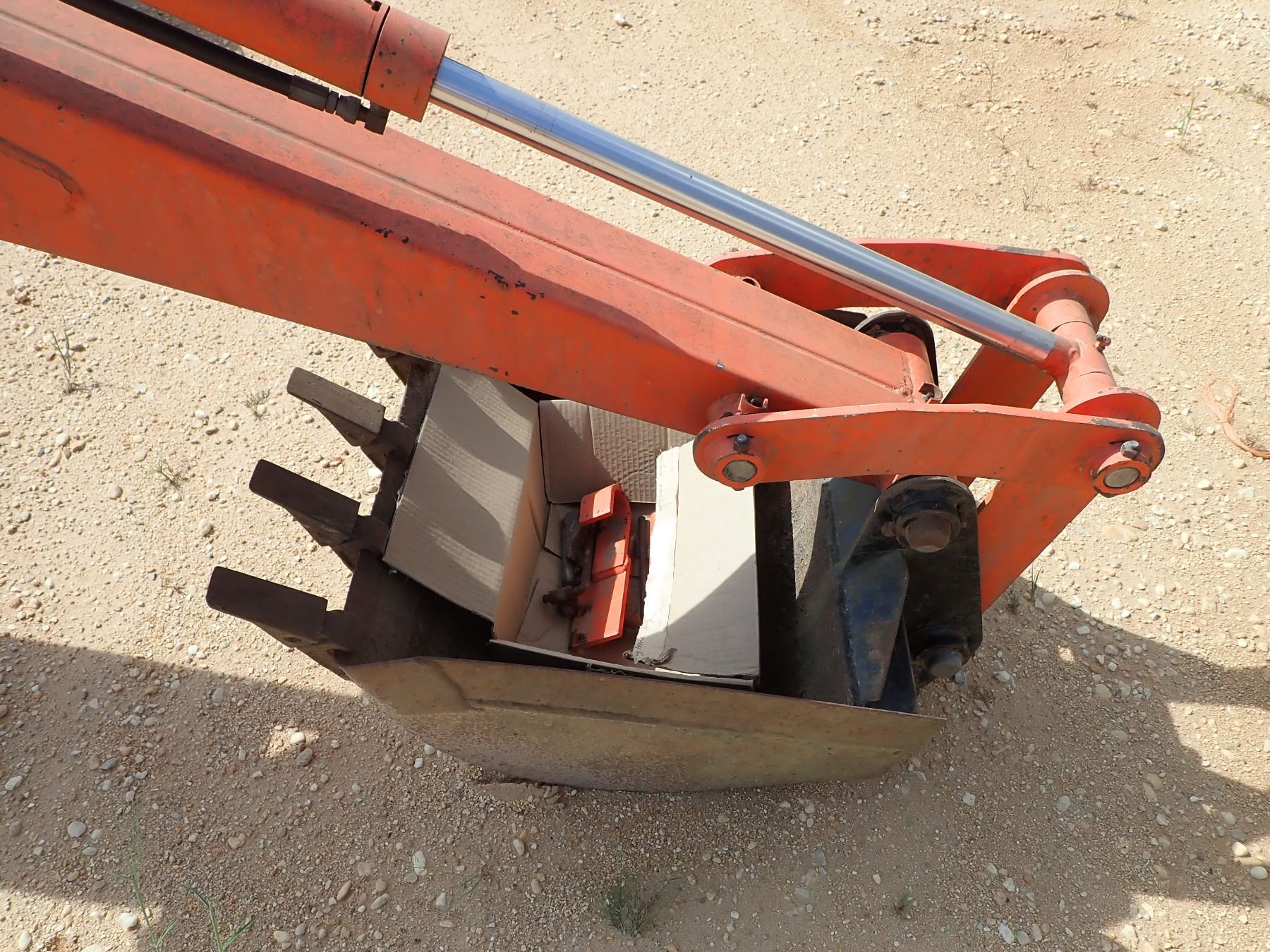 KUBOTA 4560 BACKHOE ATTACH W/24" BUCKET (C3)