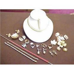 Collection of 21 pieces of costume jewelry