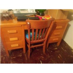 VINTAGE SOLID OAK HOME DESK W ORIGINAL OAK VINTAGE CHAIR
