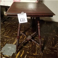 ANTIQUE MAHOGANY TABLE LAMP WITH SPINDLED LEGS