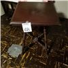 Image 2 : ANTIQUE MAHOGANY TABLE LAMP WITH SPINDLED LEGS