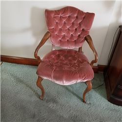BUNDLE LOT: VINTAGE LADIES TUFTED CHAIR / 4 SOLID OAK OFFICE CHAIRS