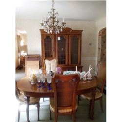 BUNDLE LOT: DREXALL DINING ROOM TABLE W/ 6 CHAIRS & EXTENSION / 3 GLASS DOOR SIDE BOARD