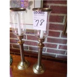 BUNDLE LOT: BRASS CANDLE HOLDERS / GREEN PRECIOUS STONE LAMP