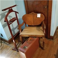 BUNDLE LOT: VINTAGE GENTLEMAN'S VALET STAND, SUITCASE, CHAIR / CHERUB LAMP