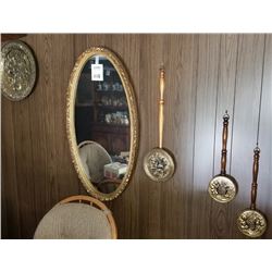 ROMAN STYLE OVAL WALL MIRROR AND 4 WALL DECORATIONS