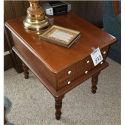 BUNDLE LOT: LAMP TABLE / MATCHING PAIR OF TABLE LAMPS / DOG WALL CLOCK