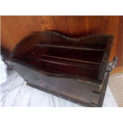 BUNDLE LOT: ANTIQUE WOOD MAGAZINE RACK / MISC COLLECTIBLES