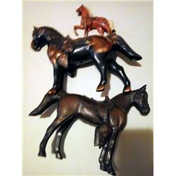 BUNDLE LOT: VINTAGE PARADE TOY HORSES / PIGGY BANK, MUG SOUVENIRS