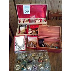 VINTAGE COLLECTION OF COSTUME JEWELRY