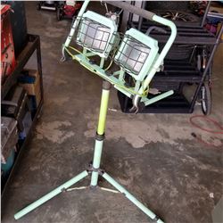 GREEN DOUBLE COMMERCIAL ELECTRIC SHOP LIGHT - WORKING