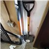 Image 2 : LARGE PRY BAR AND D HANDLE POINT SHOVEL