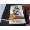 Image 2 : 4 BINDERS OF BASEBALL AND HOCKEY CARDS, AND 2 BOXES OF UPPER DECK