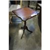 Image 1 : LEATHER TOP SIDE TABLE