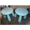 Image 2 : PINE 3 FOOT BOOKSHELF AND 2 BLUE PLASTIC KIDS STOOLS