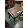 Image 2 : 2 BAR STOOLS AND ENDTABLE