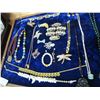 Image 2 : TRAY OF RHINESTONE JEWELLERY