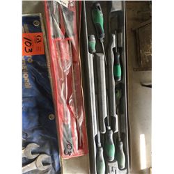 Snap On 4 pc striking pry bar set, plus Snap On 3 pc soft grip trim pad remover set, Astro-Internati
