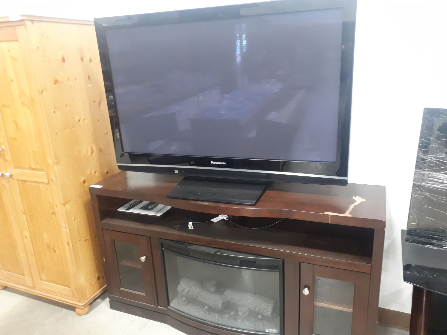 PANASONIC FLAT SCREEN TV WITH WOOD ENTERTAINMENT STAND AND BUILT IN FIREPLA PANASONIC FLAT SCREEN TV WITH WOOD ENTERTAINMENT STAND AND BUILT IN FIREPLA