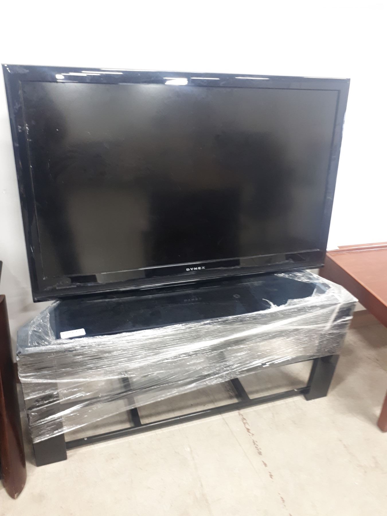 DYNEX FLAT SCREEN TV WITH BLACK GLASS STANDNO POWER CORD