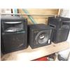 Image 1 : SHELF LOT OF SPEAKERS