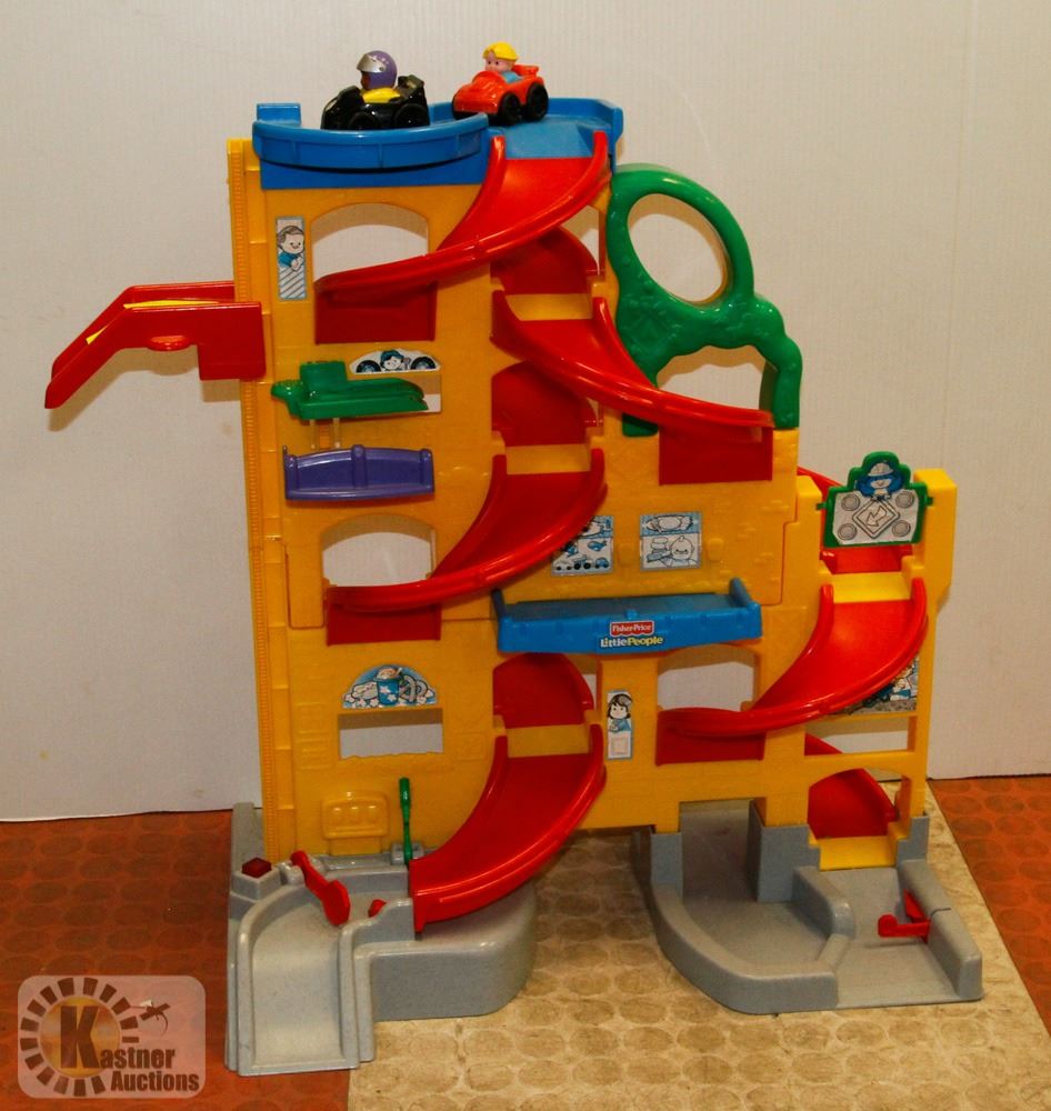 FISHER PRICE LITTLE PEOPLE CAR RAMP WITH 2 CARS