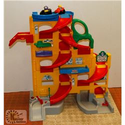 FISHER PRICE LITTLE PEOPLE CAR RAMP WITH 2 CARS