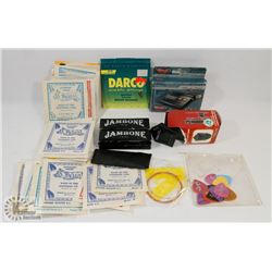 FLAT WITH GUITAR STRINGS/PICKS