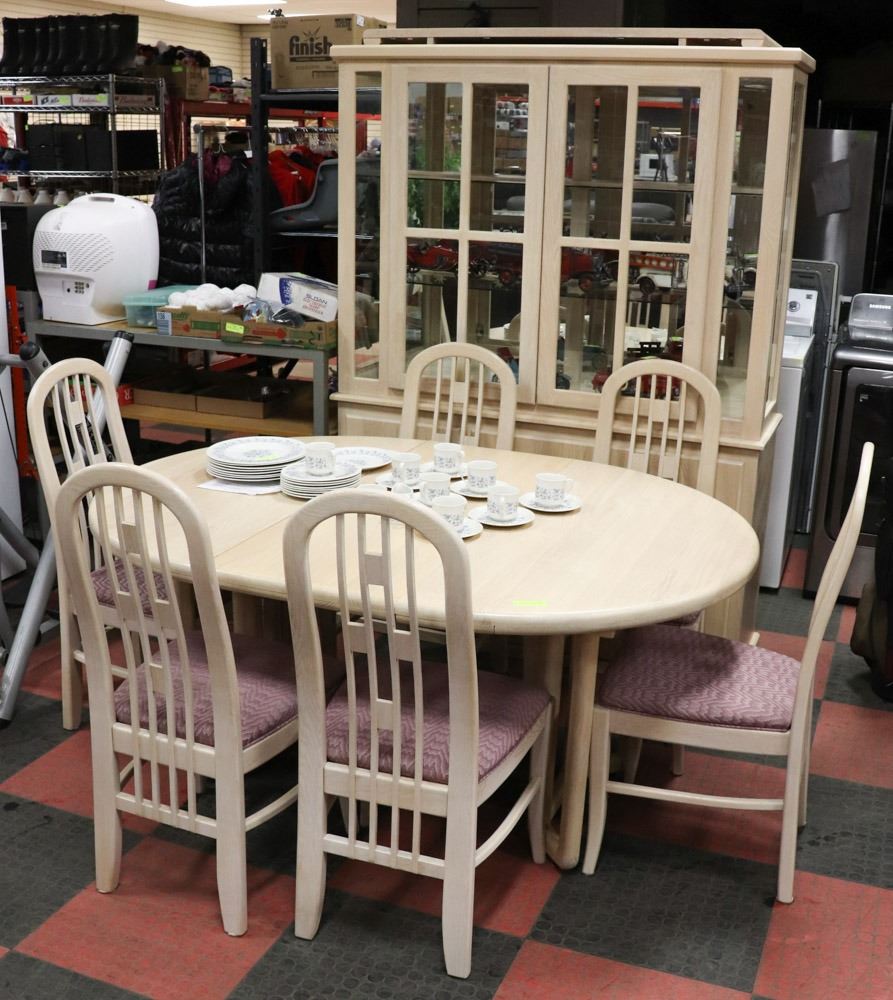 BLONDE OAK DINING TABLE WITH 6 CHAIRS , 2 LEAVES