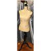 Image 1 : CLASSIC DECORATIVE MANNEQUIN.