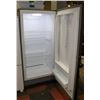 Image 2 : FRIDGIDAIRE GREY UPRIGHT DEEP FREEZE.