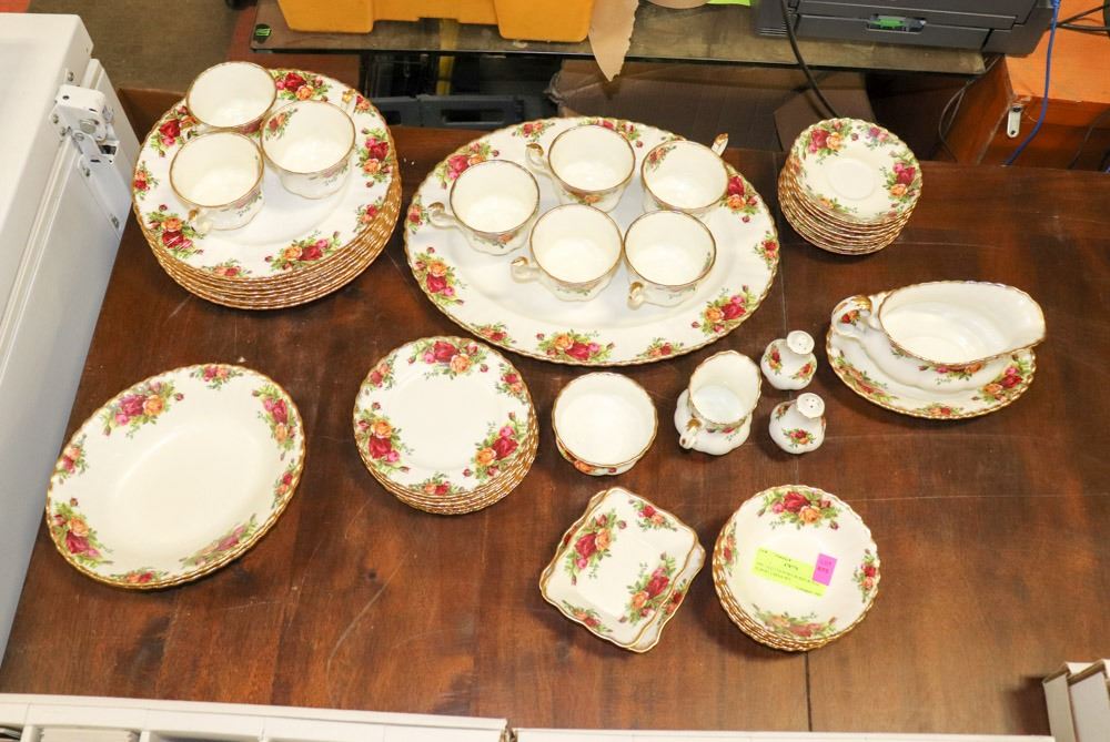 50PC OLD COUNTRY ROSES ROYAL ALBERT CHINA SET.