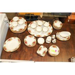 50PC OLD COUNTRY ROSES ROYAL ALBERT CHINA SET.