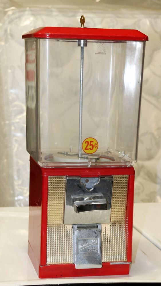 NORTHWESTERN 25 CENT VENDING/CANDY MACHINE W/KEY Kastner Auctions