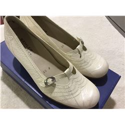 Ladies SemlerCreme Low Dress Heel Size 4.5