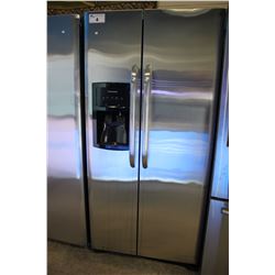 33" STAINLESS STEEL FRIGIDAIRE FRIDGE/FREEZER WITH WATER & ICE