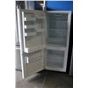 Image 2 : 24" WHITE INSIGNIA APARTMENT SIZED FRIDGE WITH BOTTOM FREEZER