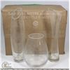 Image 1 : LOT OF 3 GLASS VASES.