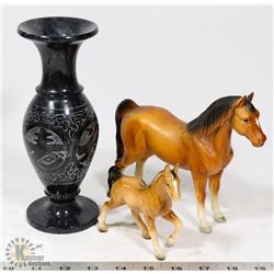 MARBLE VASE WITH VINTAGE HORSE ORNAMENTS