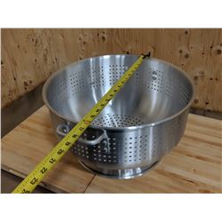 16QT HEAVY ALUMINUM COLANDER WITH BASE