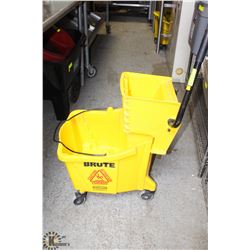RUBBERMAID BRUTE COMMERCIAL BUCKET & RINGER.