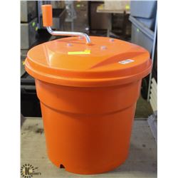 COMMERCIAL-GRADE SALAD SPINNER