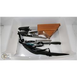 BLOCK OF HENCKLES KNIVES AND ASSORTED KNIVES,