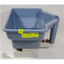 HAND FERTILIZER SPREADER