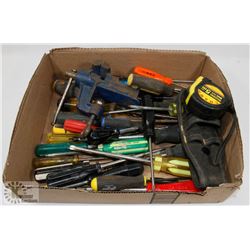 BOX OF 36 MISC SCREWDRIVERS C/W CLAMP VISE &